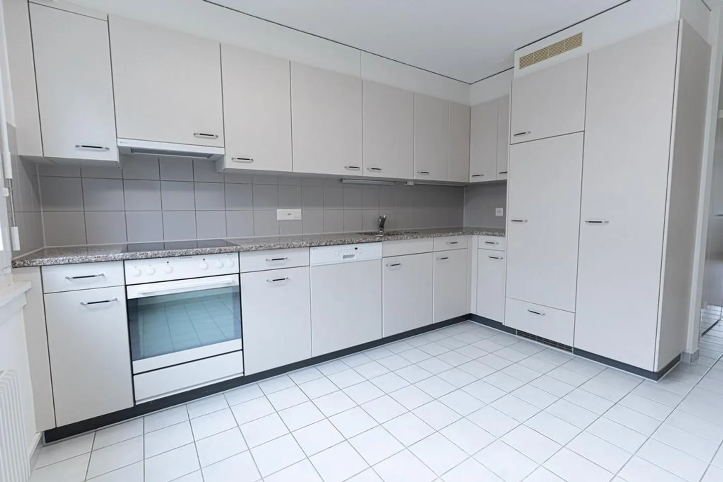 Spacious 3-room apartment with a view of the Aare for rent - Photo 2 of 9