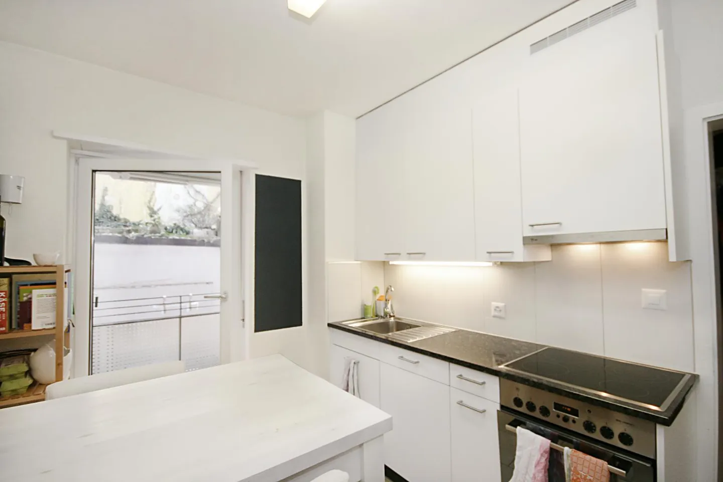 ATTRACTIVE 4.5 ROOM APARTMENT IN A CENTRAL LOCATION - Photo 3 of 6