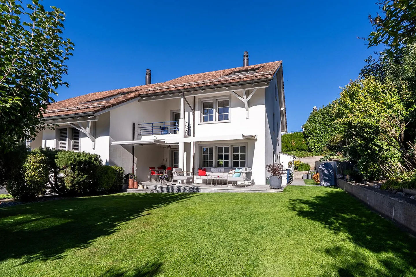 6.5 Room Corner House with Beautiful Garden, Fireplace and Terraces in Prime Location - Photo 2 of 8