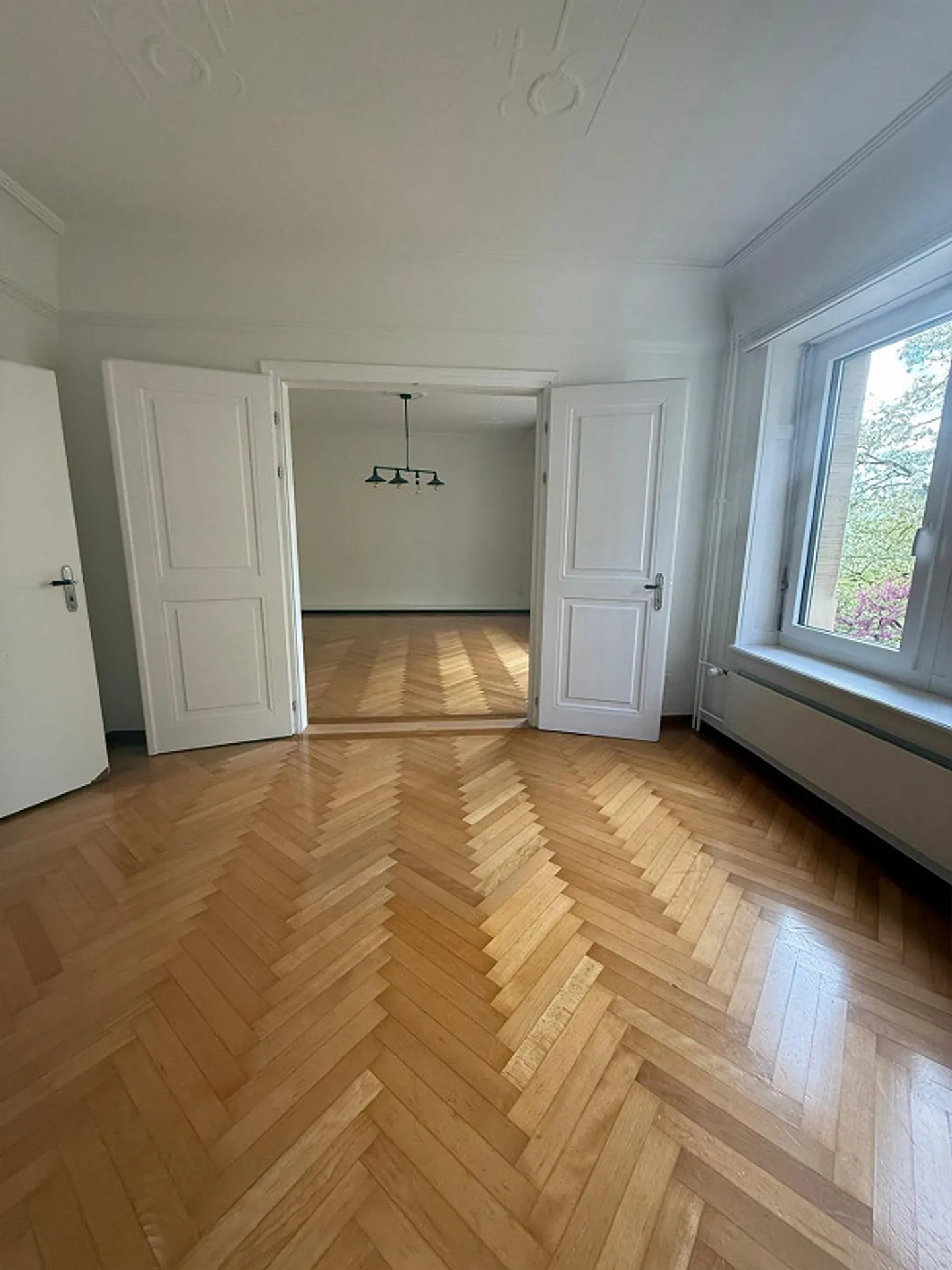Stylish old apartment with herringbone parquet & stucco ceilings - Photo 3 of 10