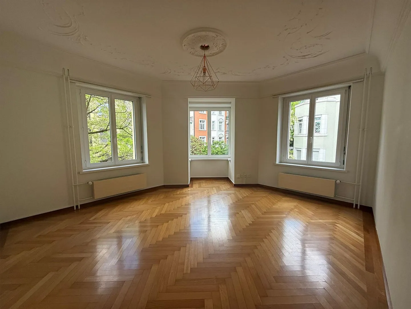 Stylish old apartment with herringbone parquet & stucco ceilings - Photo 4 of 10