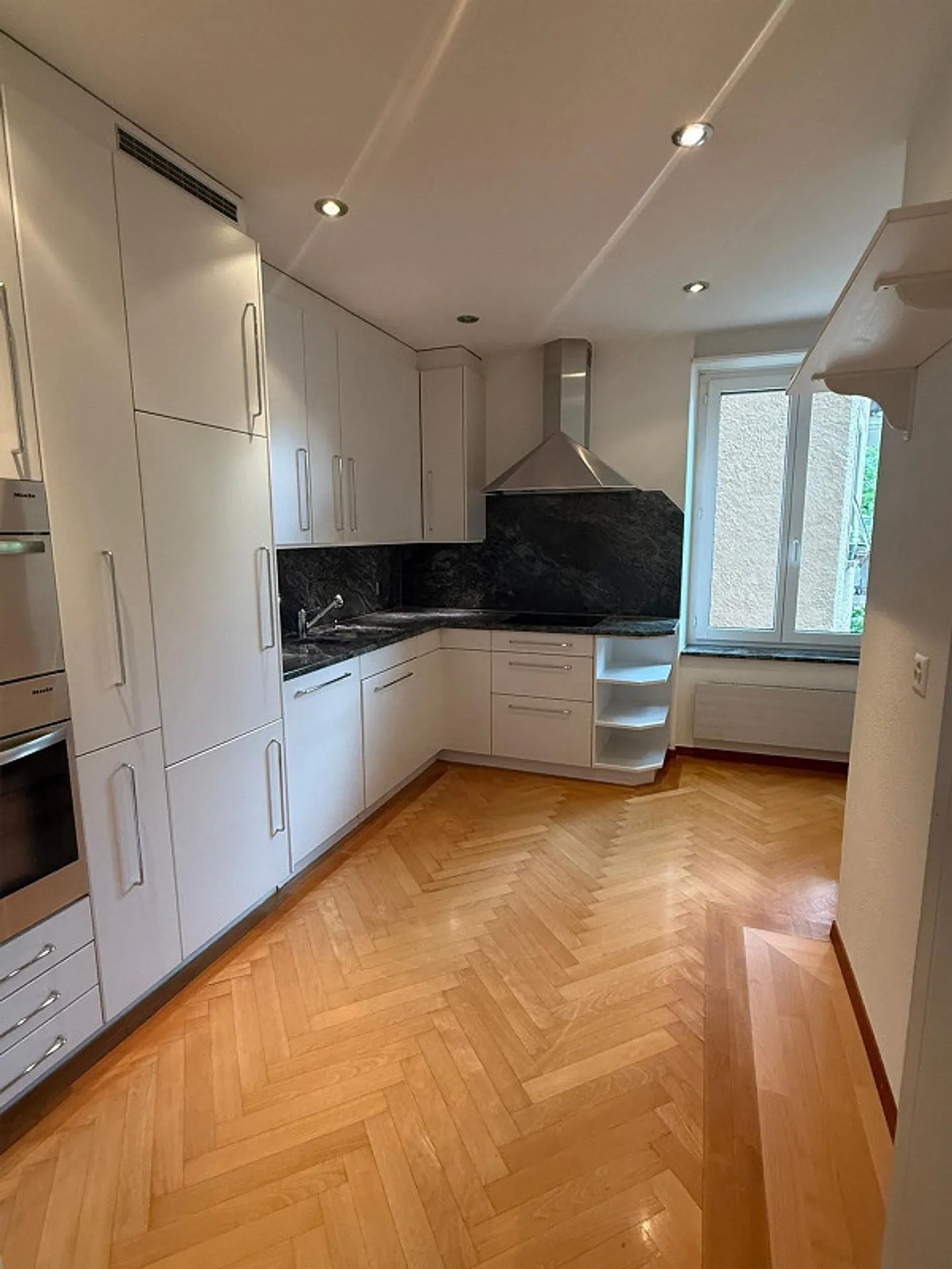 Stylish old apartment with herringbone parquet & stucco ceilings - Photo 5 of 10