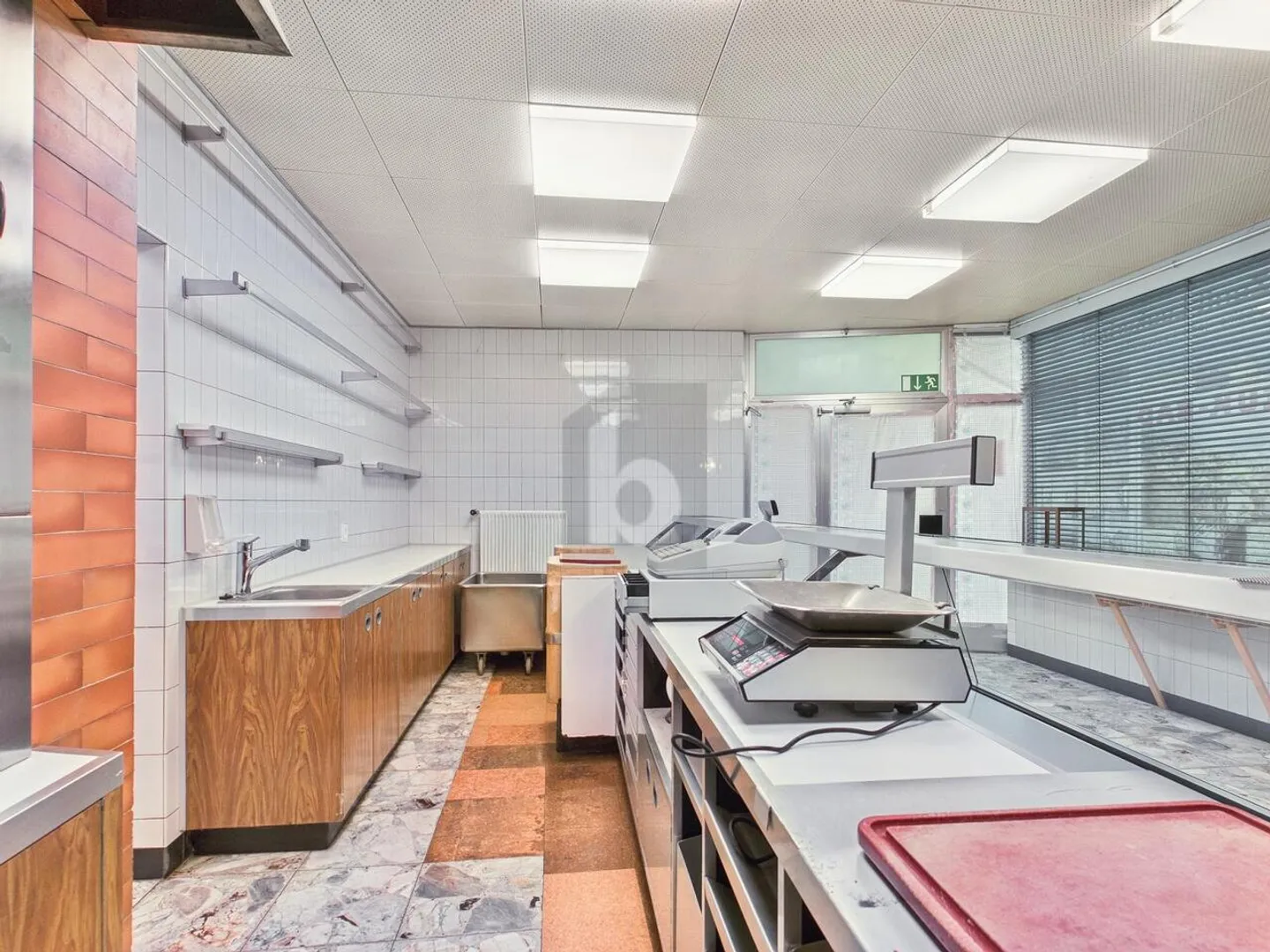 IN BEST LOCATION WITH FOOT TRAFFIC - Photo 4 of 6