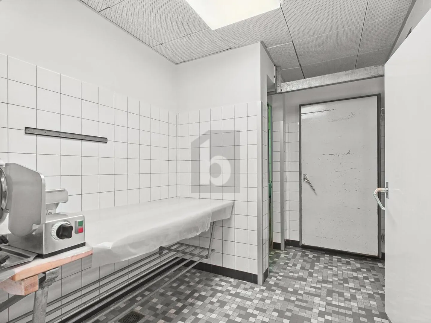 IN BEST LOCATION WITH FOOT TRAFFIC - Photo 5 of 6