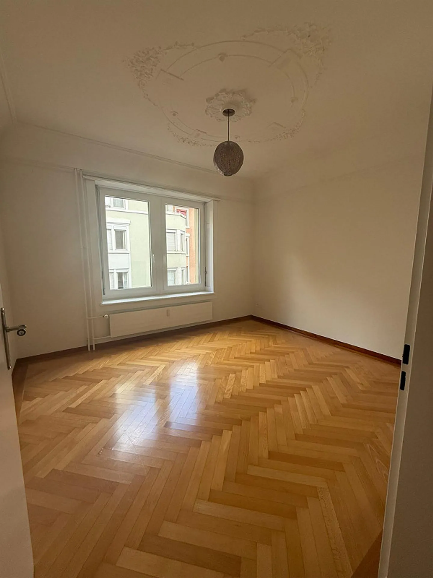 Stylish old apartment with herringbone parquet & stucco ceilings - Photo 7 of 10