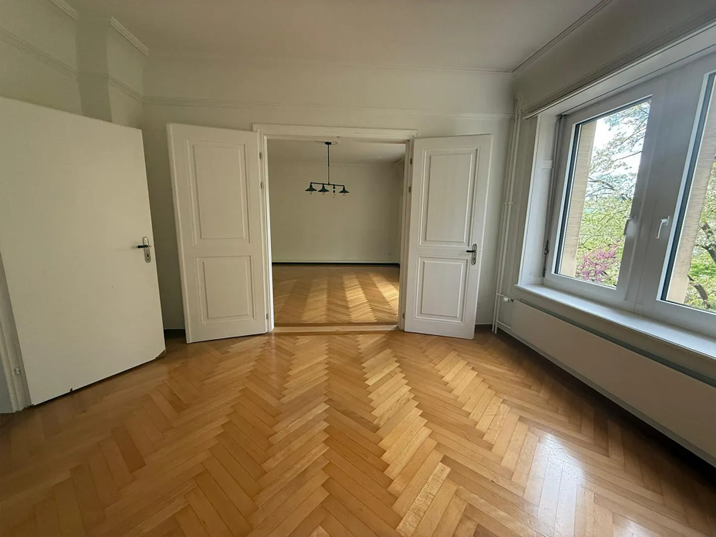 Stylish old apartment with herringbone parquet & stucco ceilings - Photo 8 of 10