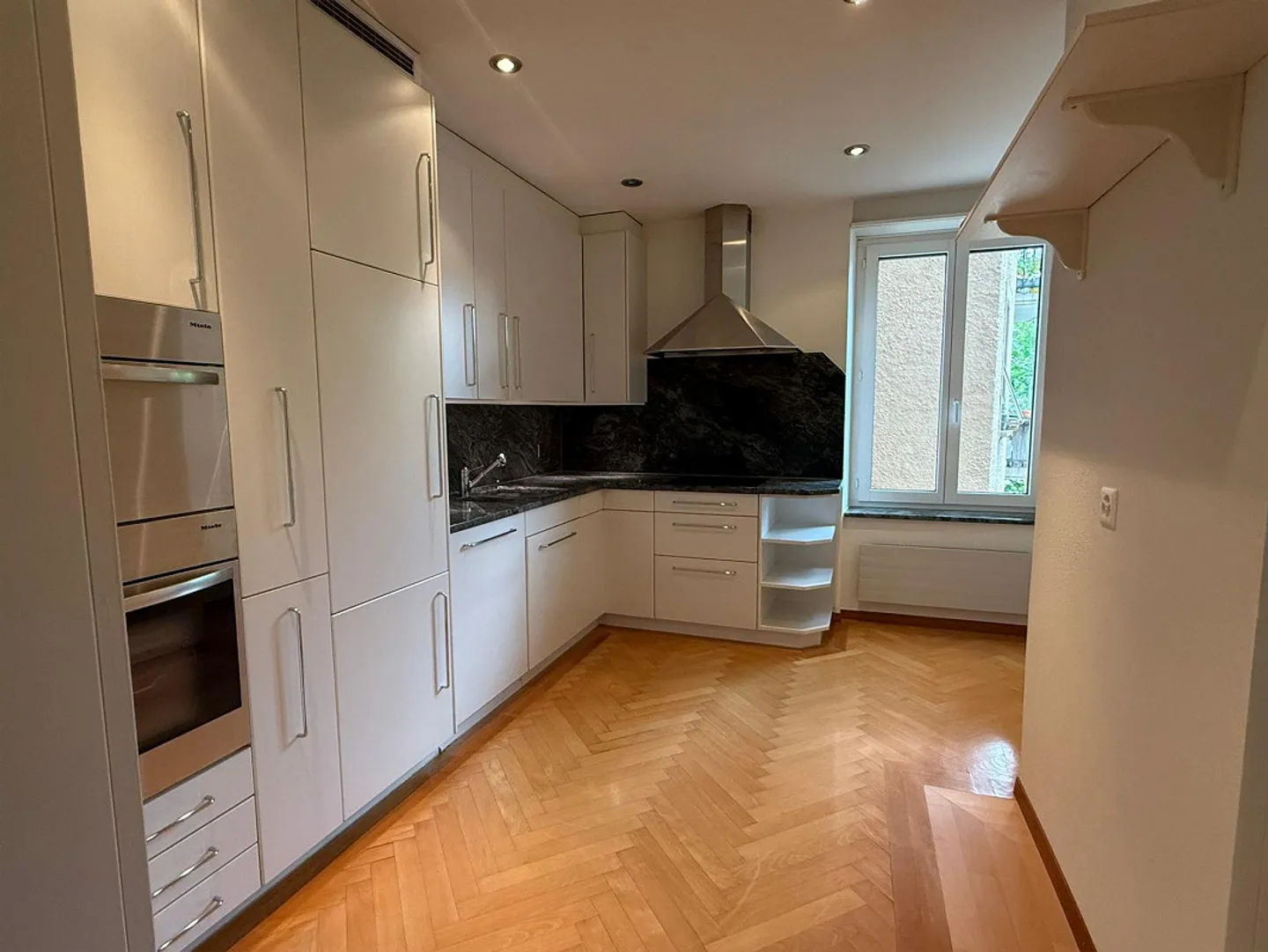 Stylish old apartment with herringbone parquet & stucco ceilings - Photo 9 of 10