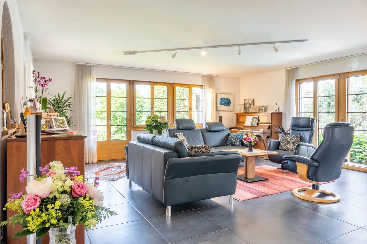 Ampia casa unifamiliare con piscina e giardino paradisiaco a Roggwil - Foto 18 di 33