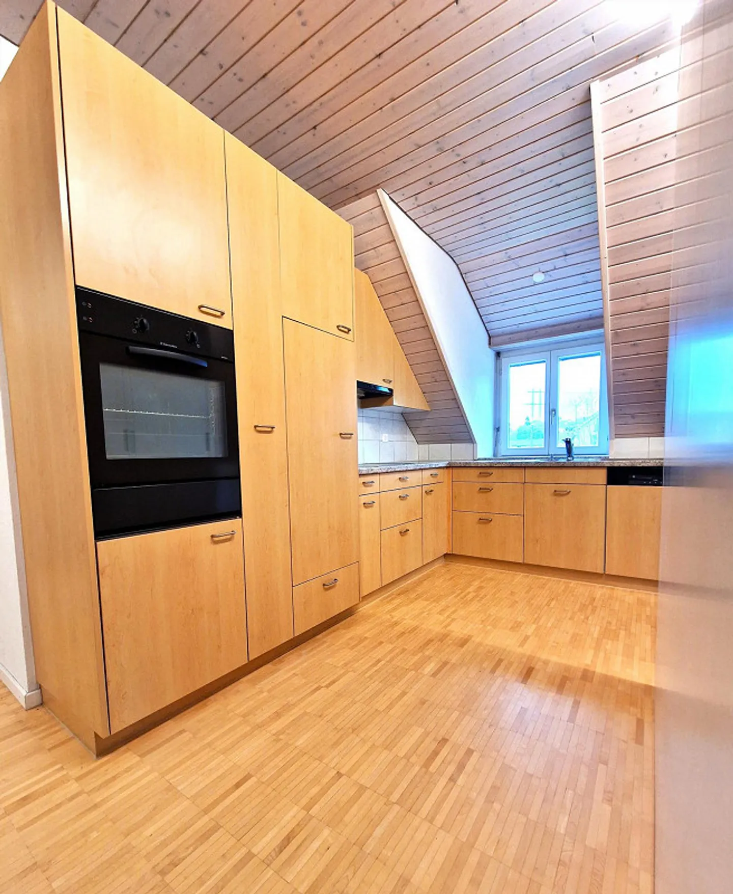 Spacious 3.5 Room Attic Apartment with Renovated Bathroom - Photo 2 of 10