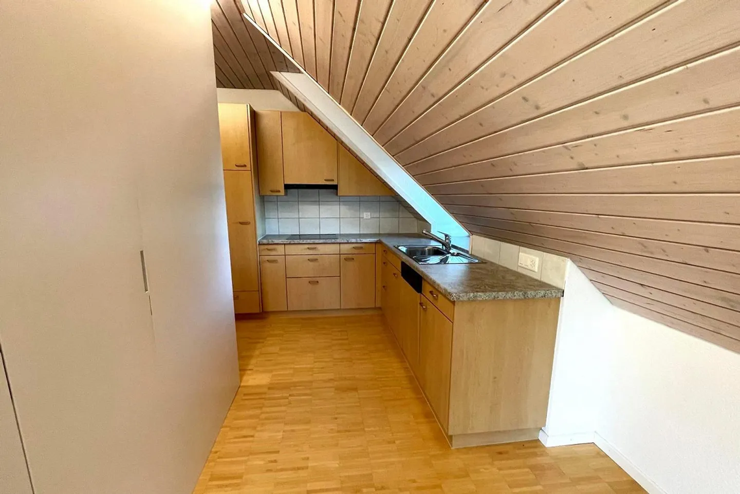 Spacious 3.5 Room Attic Apartment with Renovated Bathroom - Photo 3 of 10