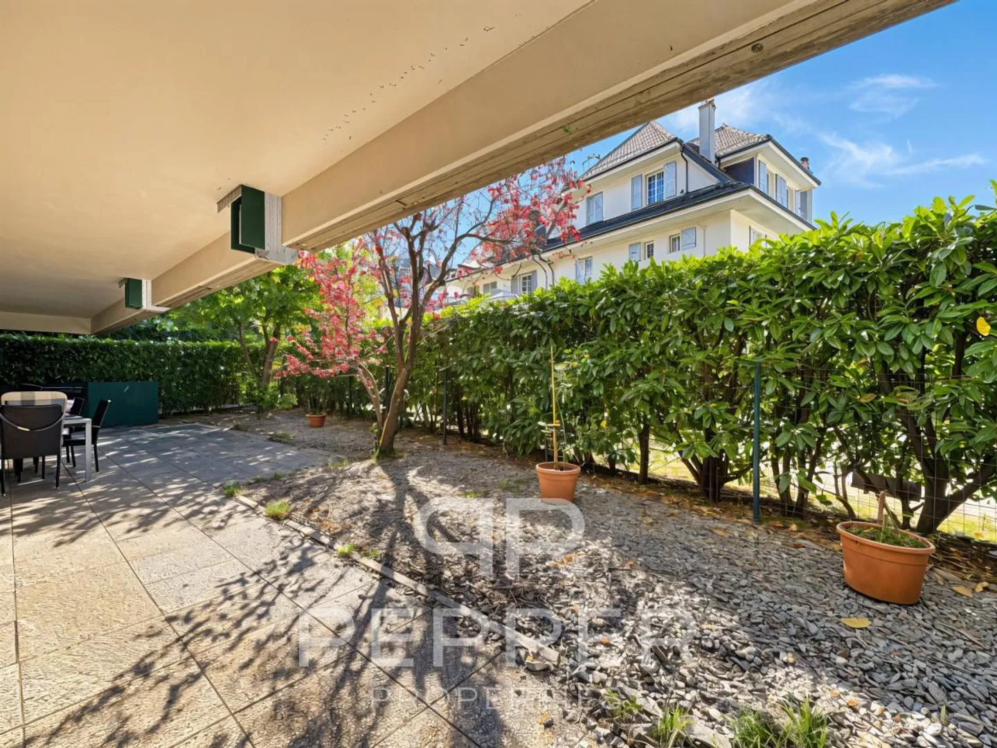 Spacious Ground Floor Apartment in the Heart of Chailly - Photo 2 of 13