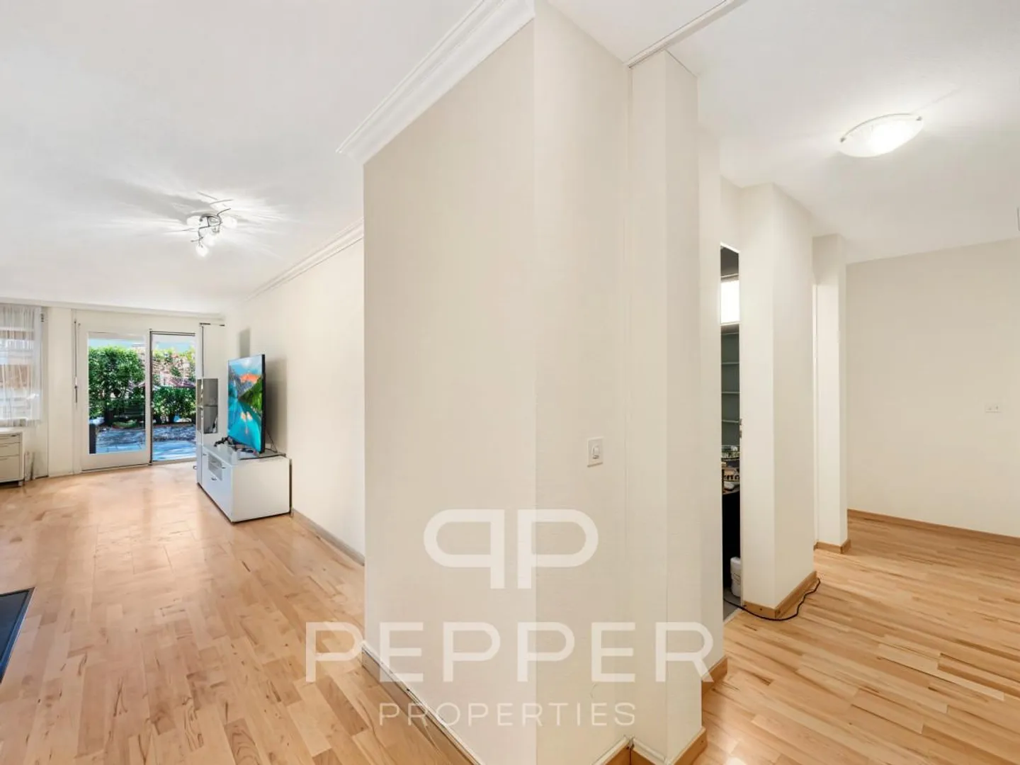 Spacious Ground Floor Apartment in the Heart of Chailly - Photo 5 of 13