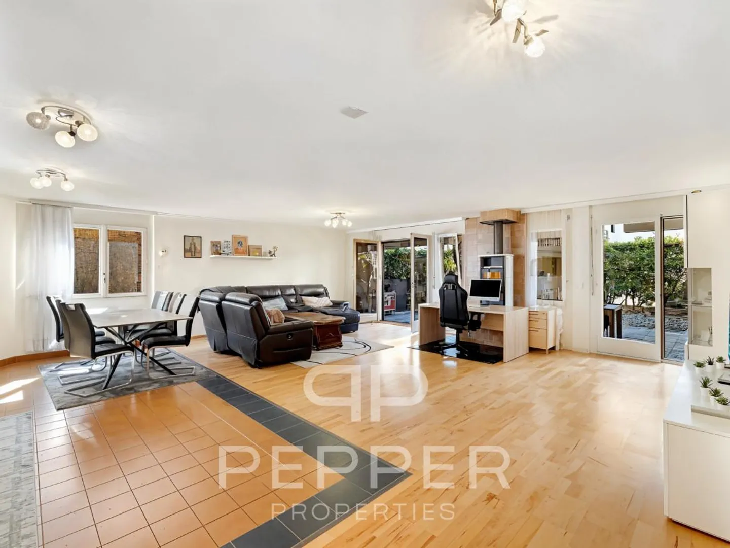 Spacious Ground Floor Apartment in the Heart of Chailly - Photo 3 of 13