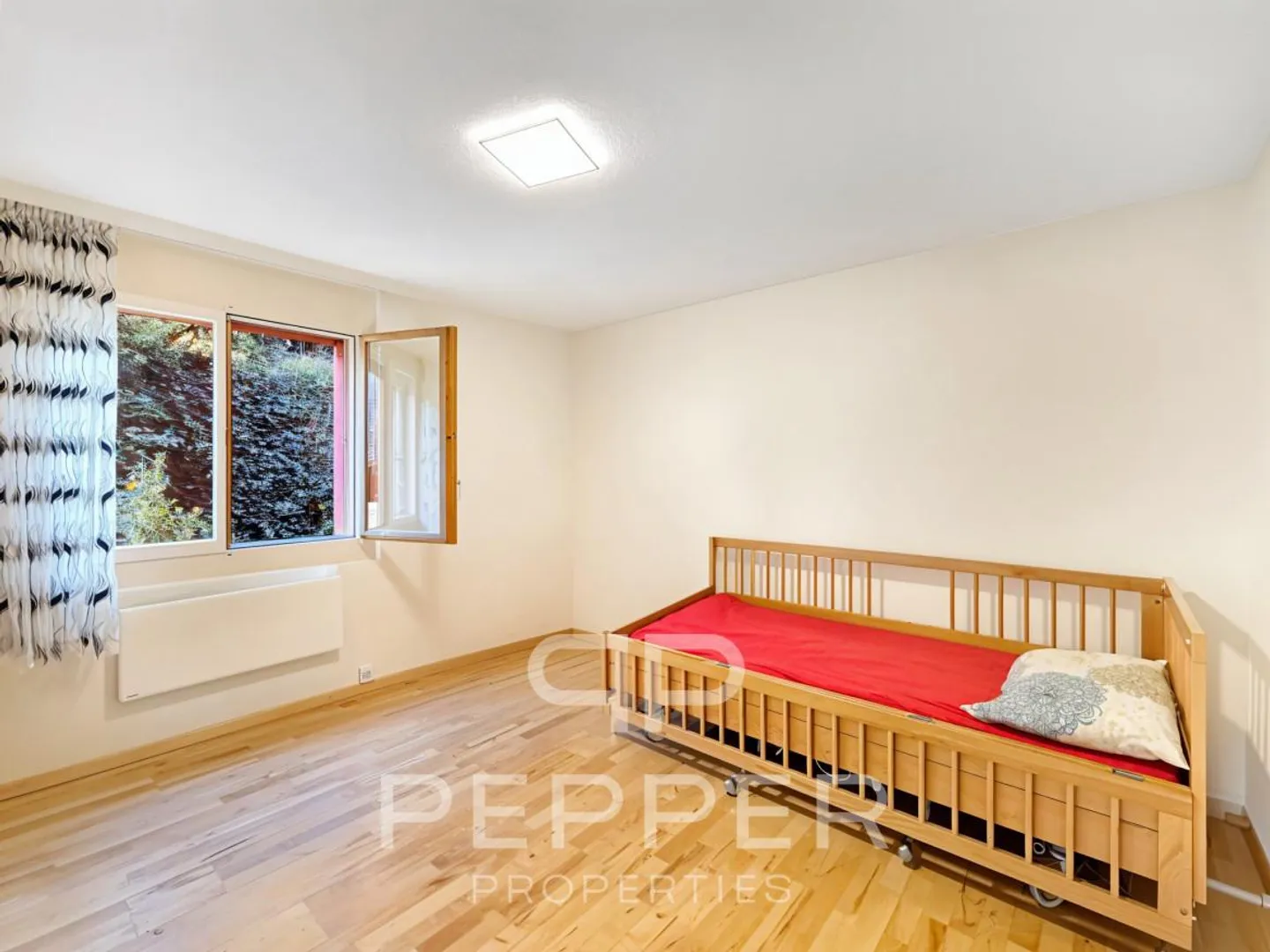 Spacious Ground Floor Apartment in the Heart of Chailly - Photo 10 of 13