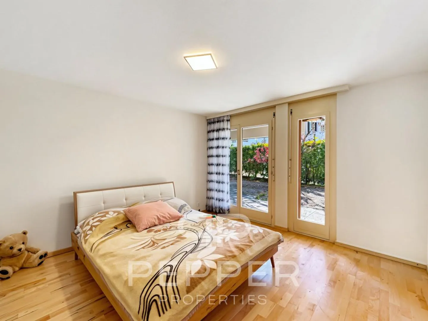 Spacious Ground Floor Apartment in the Heart of Chailly - Photo 11 of 13