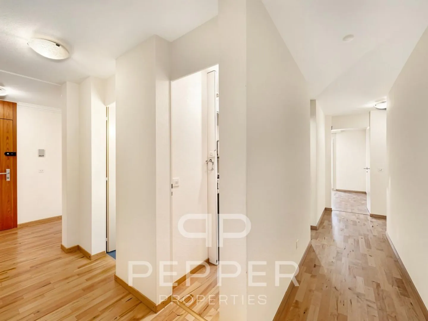 Spacious Ground Floor Apartment in the Heart of Chailly - Photo 8 of 13