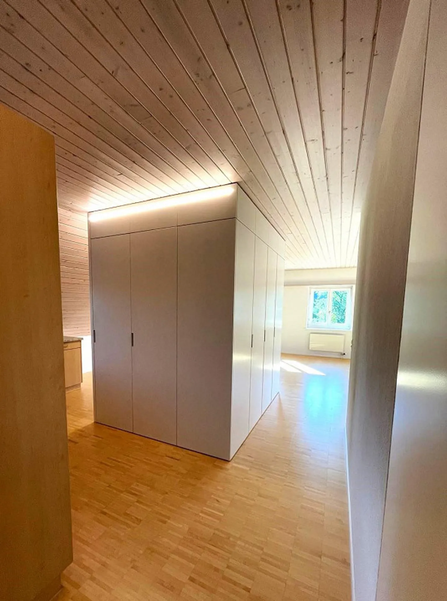 Spacious 3.5 Room Attic Apartment with Renovated Bathroom - Photo 8 of 10