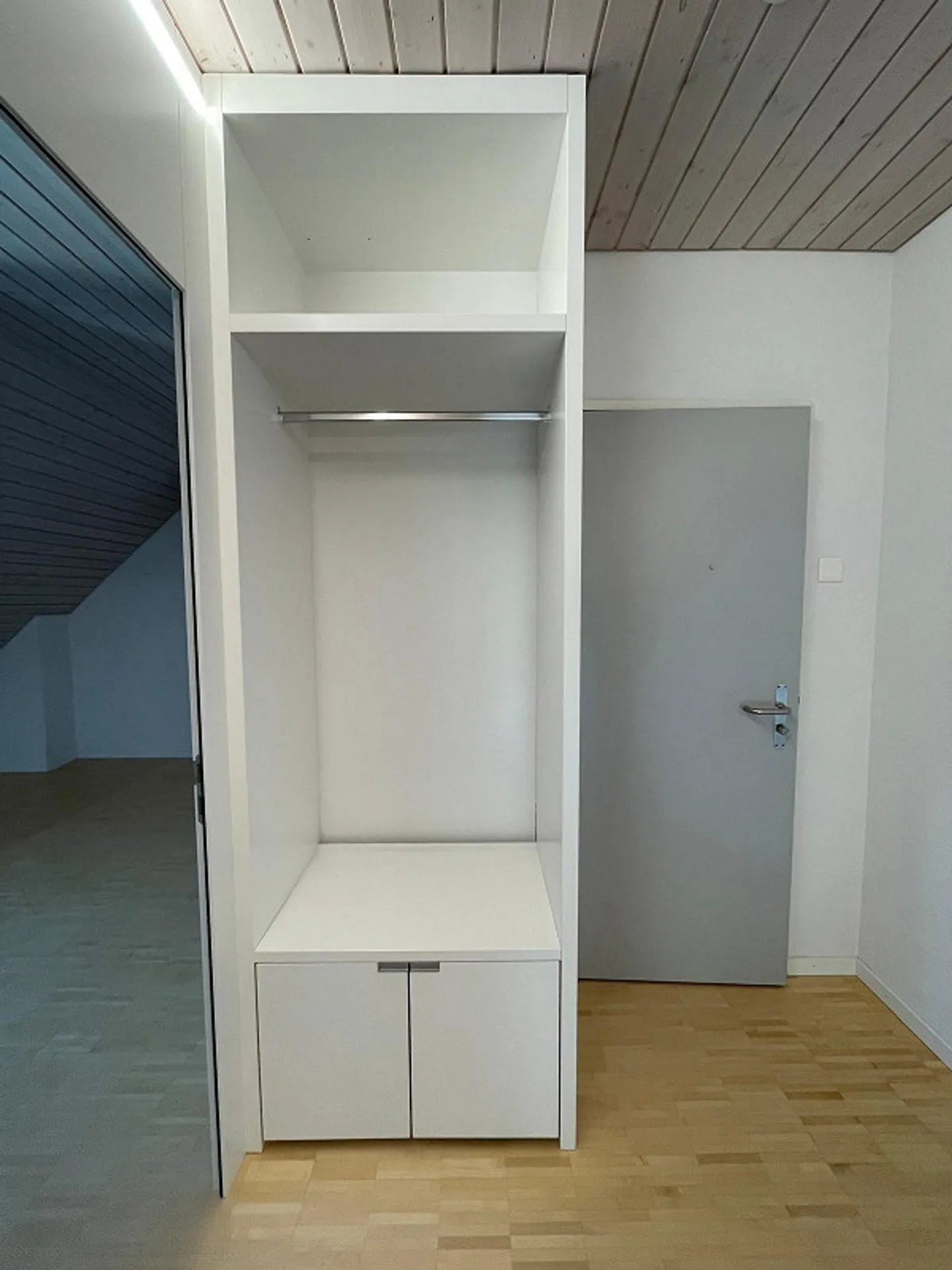 Spacious 3.5 Room Attic Apartment with Renovated Bathroom - Photo 10 of 10