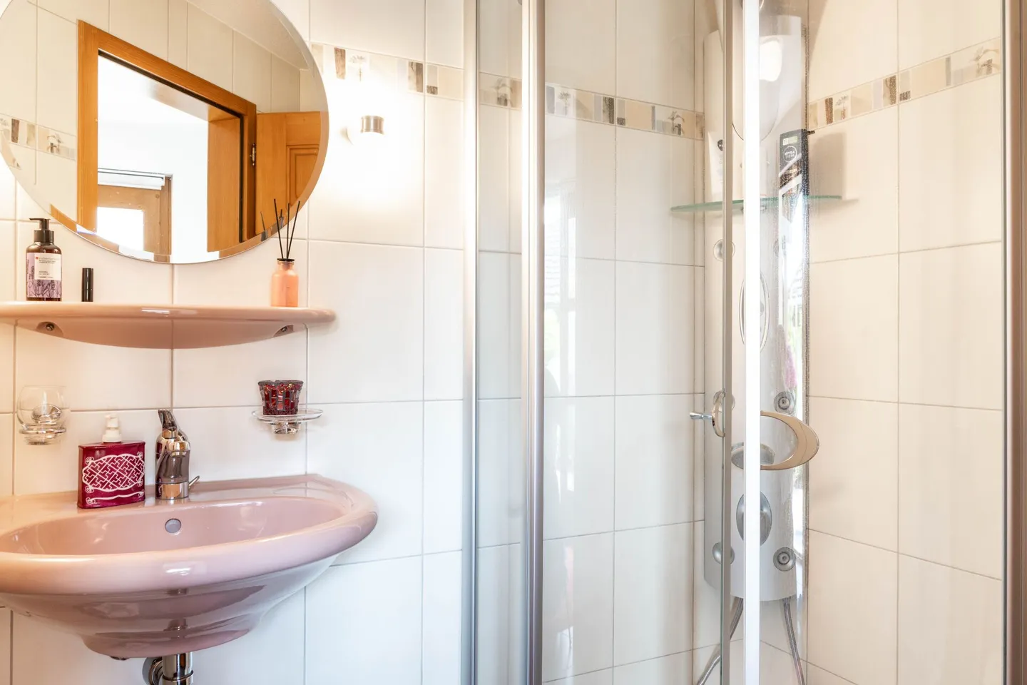 Ampia casa unifamiliare con piscina e giardino paradisiaco a Roggwil - Foto 26 di 33