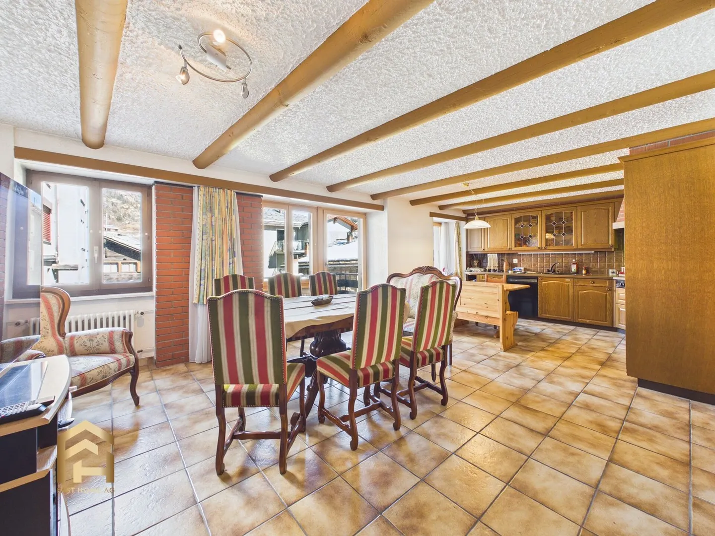 Appartement spacieux de 4,5 pièces avec 2 balcons au centre de St. Niklaus - Photo 2 sur 13