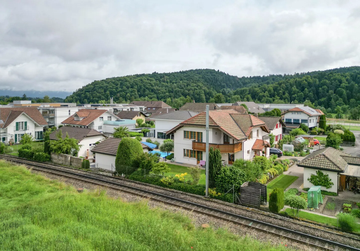 Ampia casa unifamiliare con piscina e giardino paradisiaco a Roggwil - Foto 32 di 33