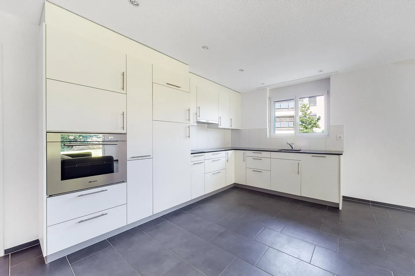 Beautiful corner apartment on the ground floor seeks new tenant from 01.07.2026 - Photo 2 of 11