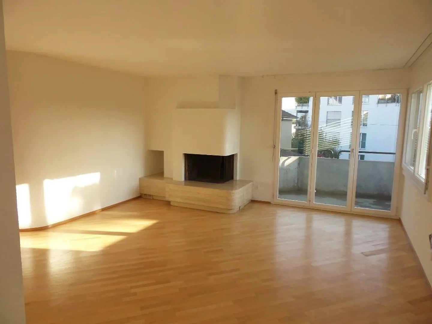 Quiet 2.5-room apartment with fireplace and balcony - Photo 2 of 6