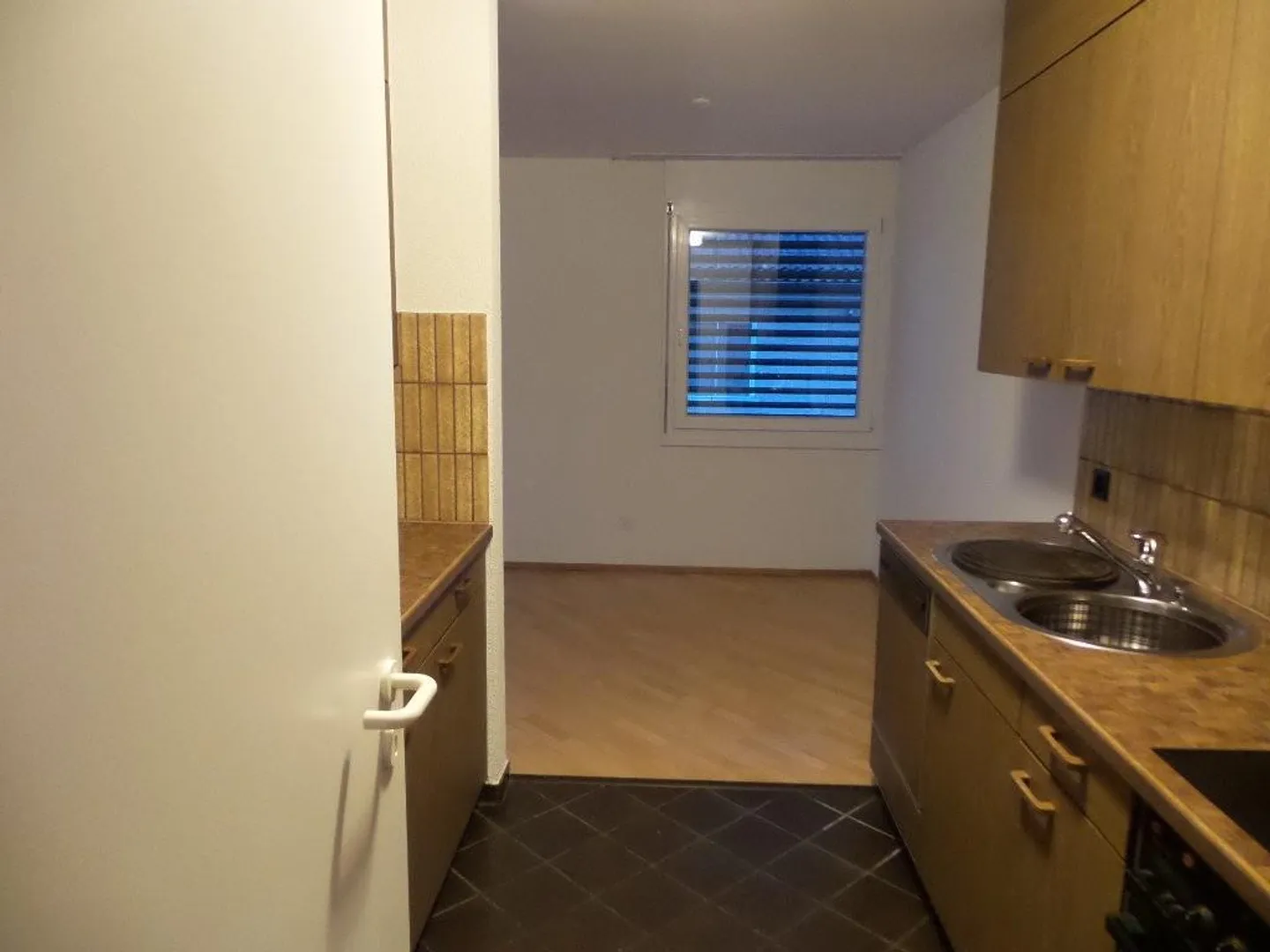 Quiet 2.5-room apartment with fireplace and balcony - Photo 3 of 6