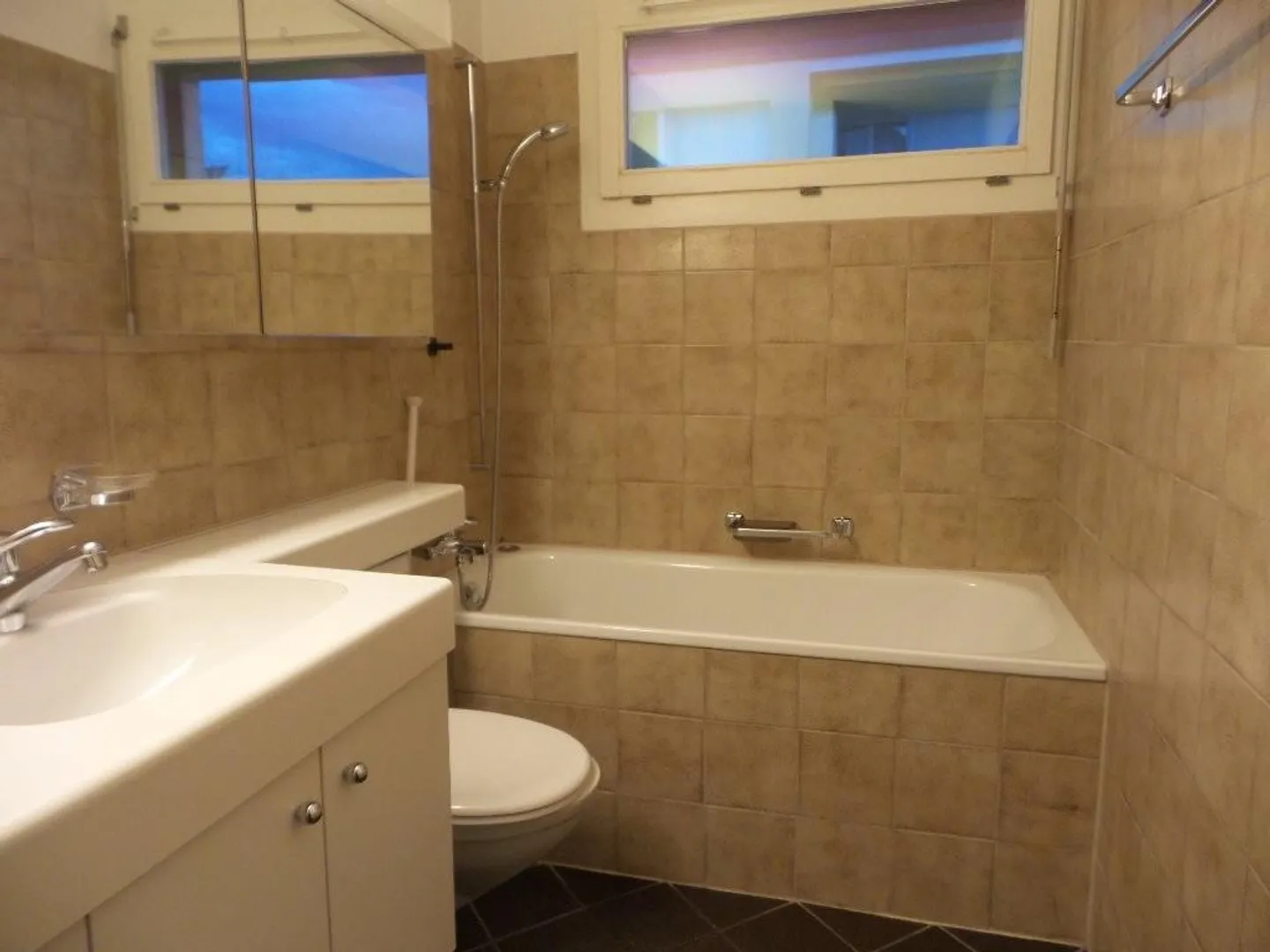 Quiet 2.5-room apartment with fireplace and balcony - Photo 4 of 6