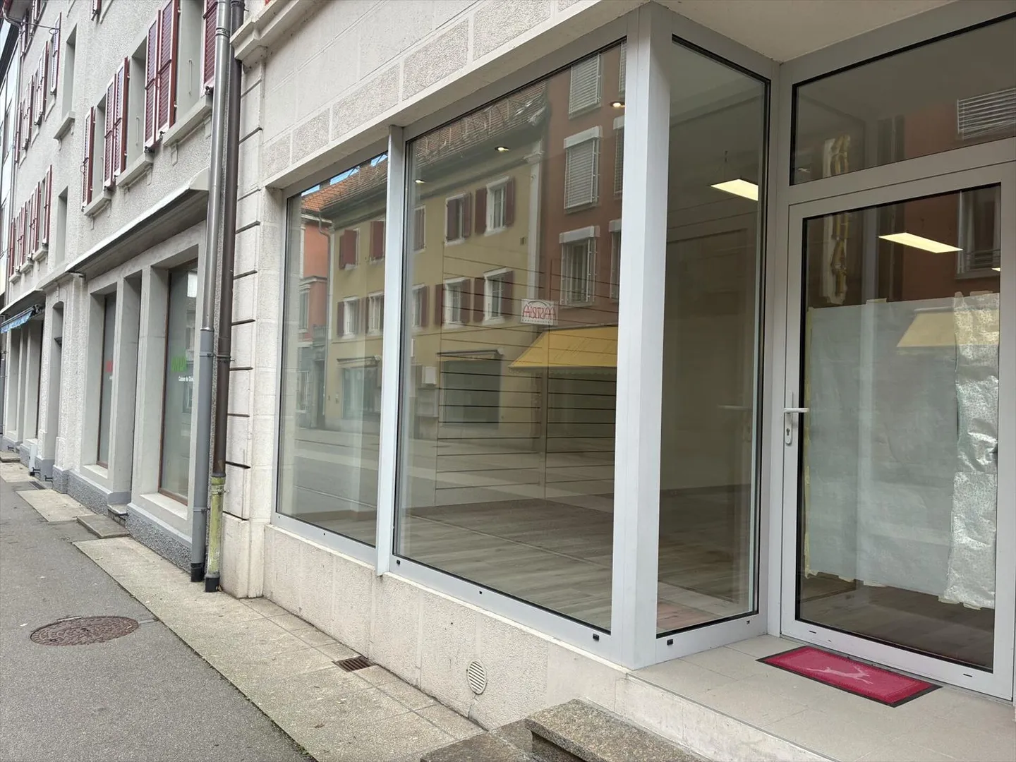St-Imier, superficie di vendita di 87 m2 nel centro città - Foto 2 di 4