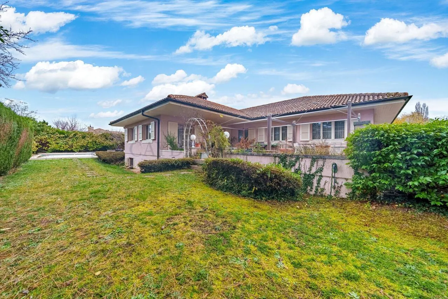 Villa indipendente con piscina - Foto 3 di 6
