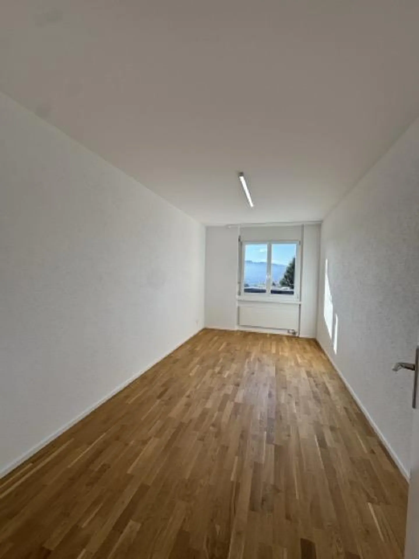 Newly renovated 4.5-room apartment in Zurich-Höngg with attractive views - Photo 8 of 11