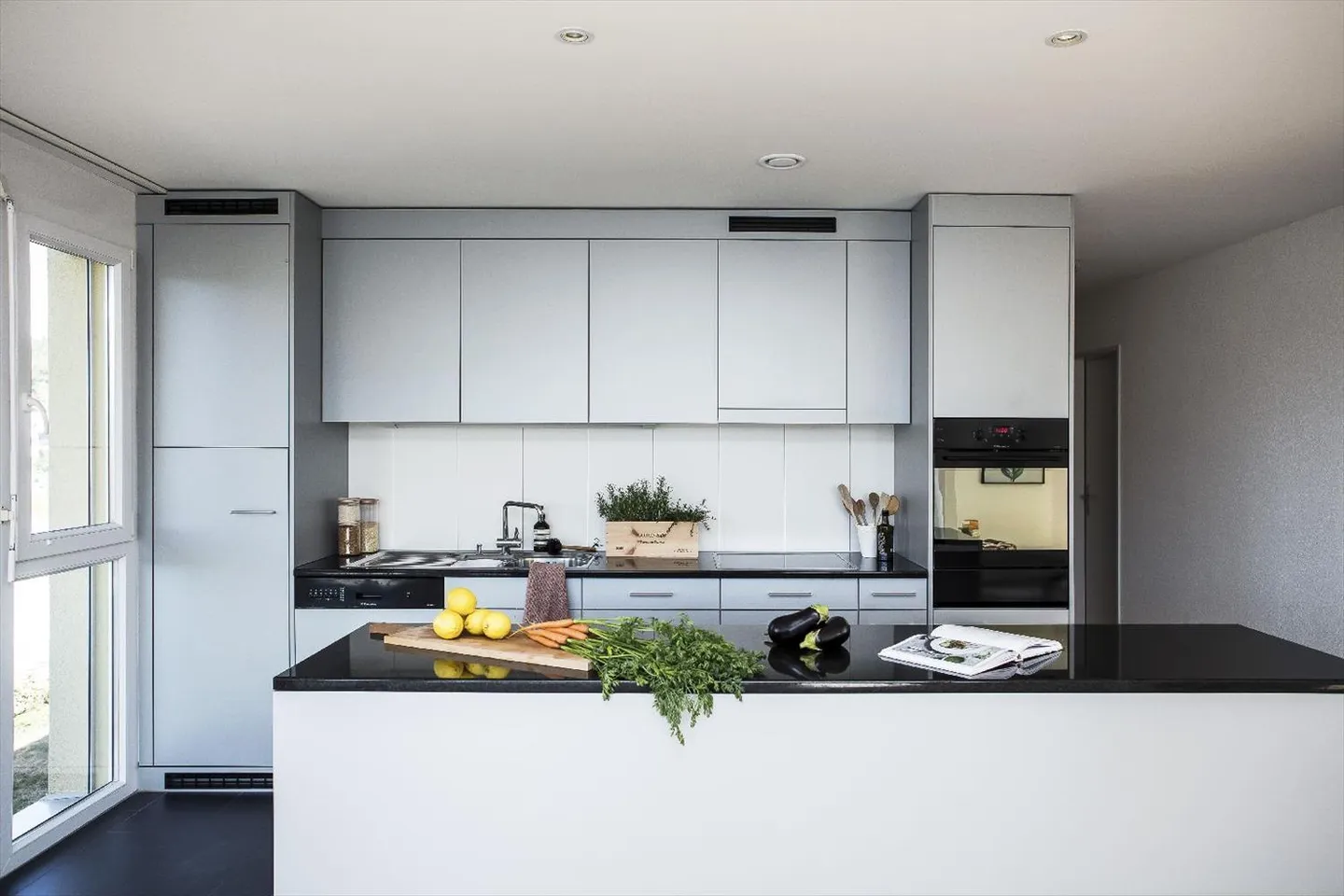 Modern apartment with large balcony in a sunny location - Photo 3 of 11