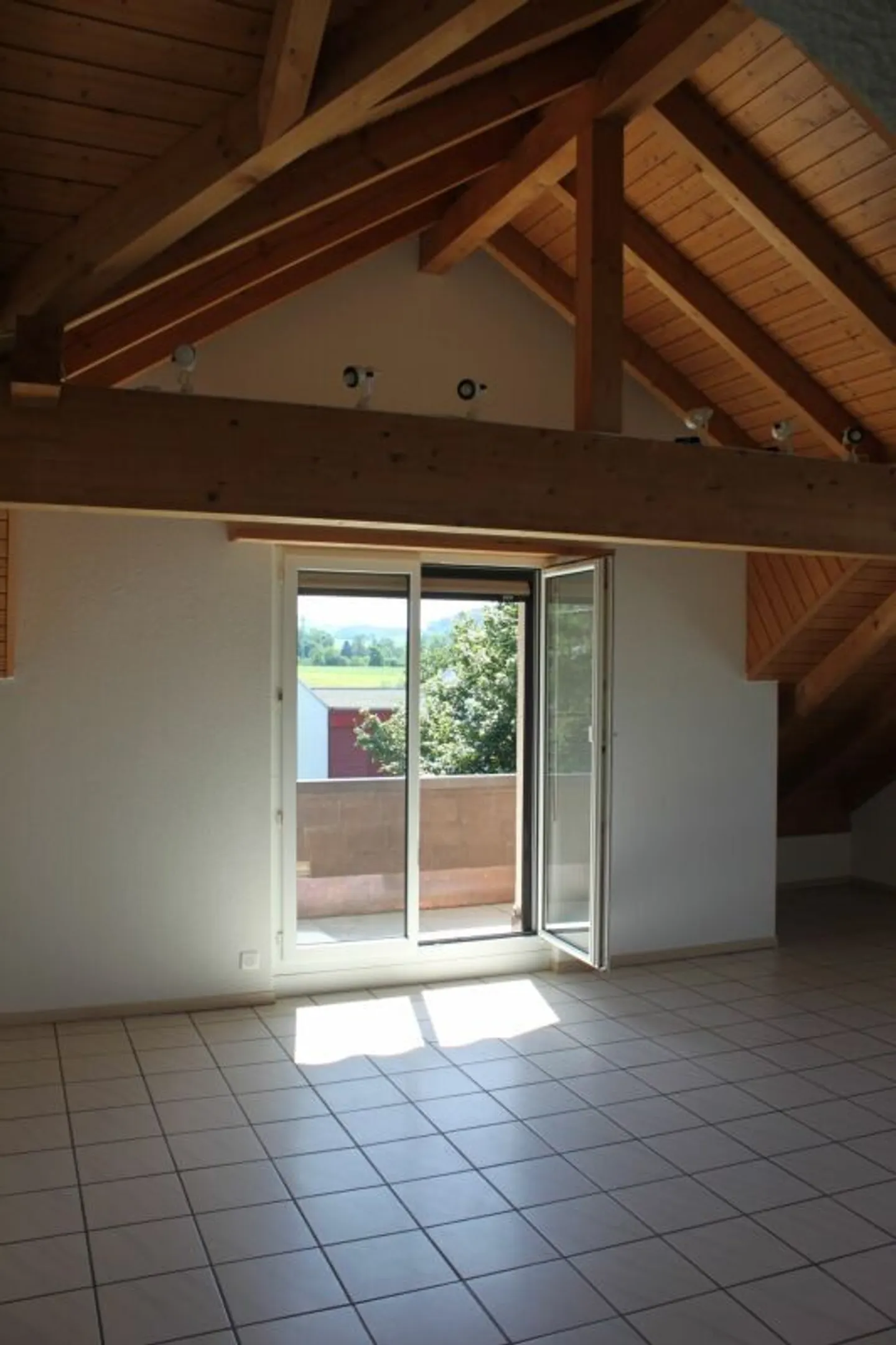 Charmant penthouse 3.5 pièces - Photo 3 sur 9