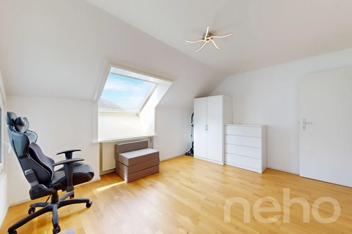 Living with Charm: Light-Filled Attic Apartment with Terrace - Photo 12 of 12