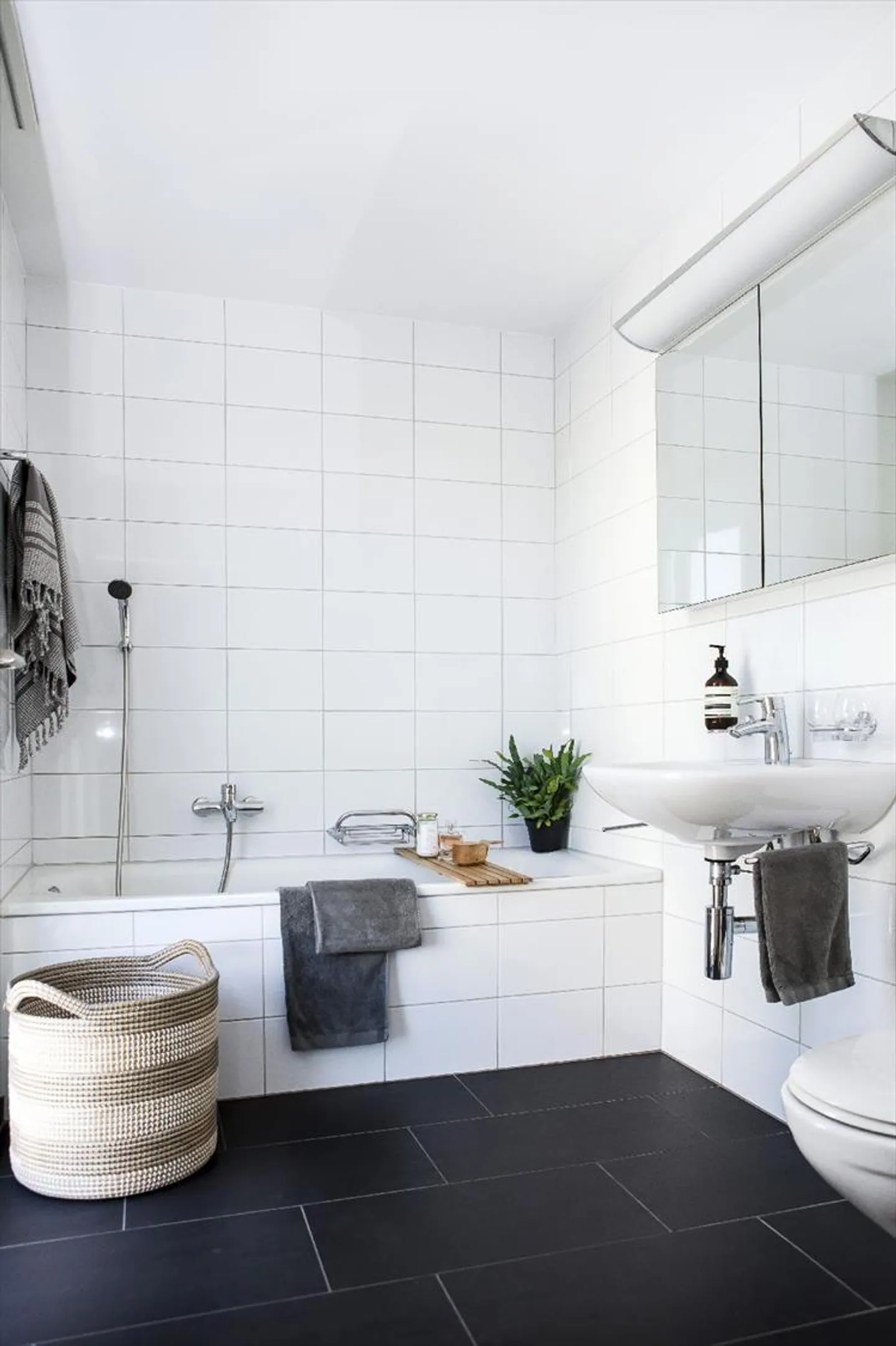 Modern apartment with large balcony in a sunny location - Photo 4 of 11