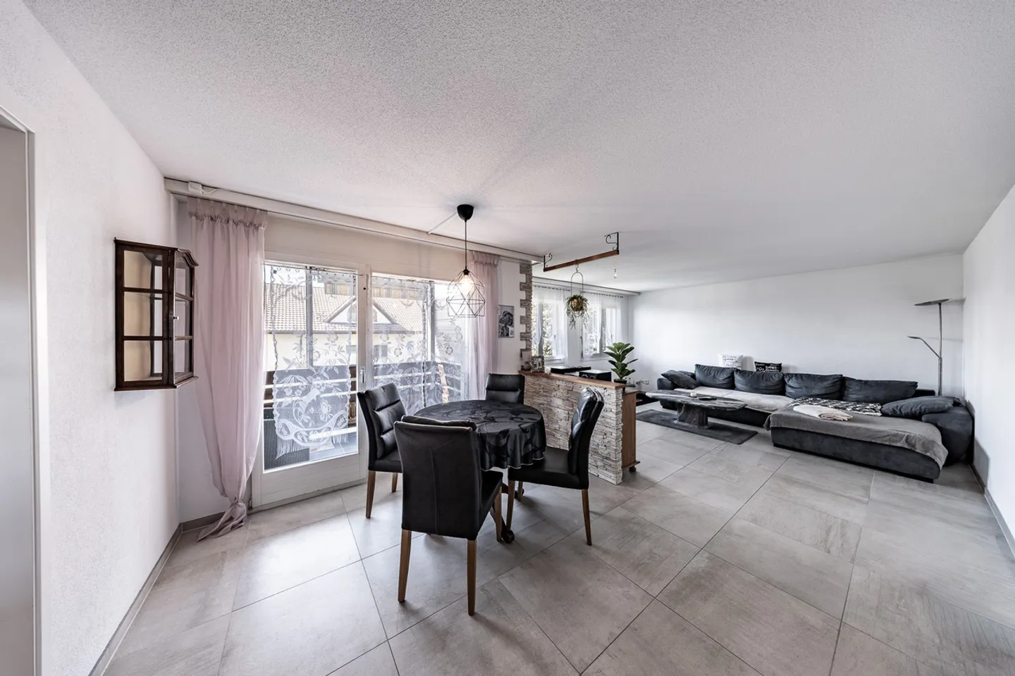 Family-friendly home in a sunny location - Photo 1 of 7