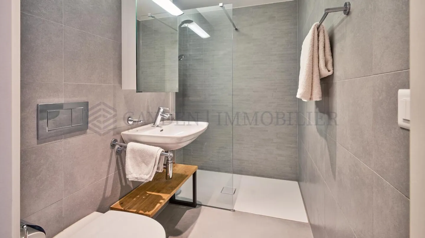 EXCLUSIVITÉ !! Appartement lumineux de 4 pièces avec grand balcon - Photo 2 sur 7