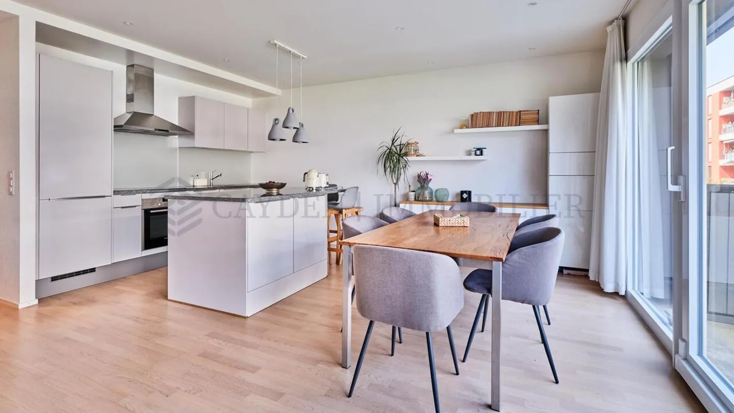 EXCLUSIVITÉ !! Appartement lumineux de 4 pièces avec grand balcon - Photo 3 sur 7