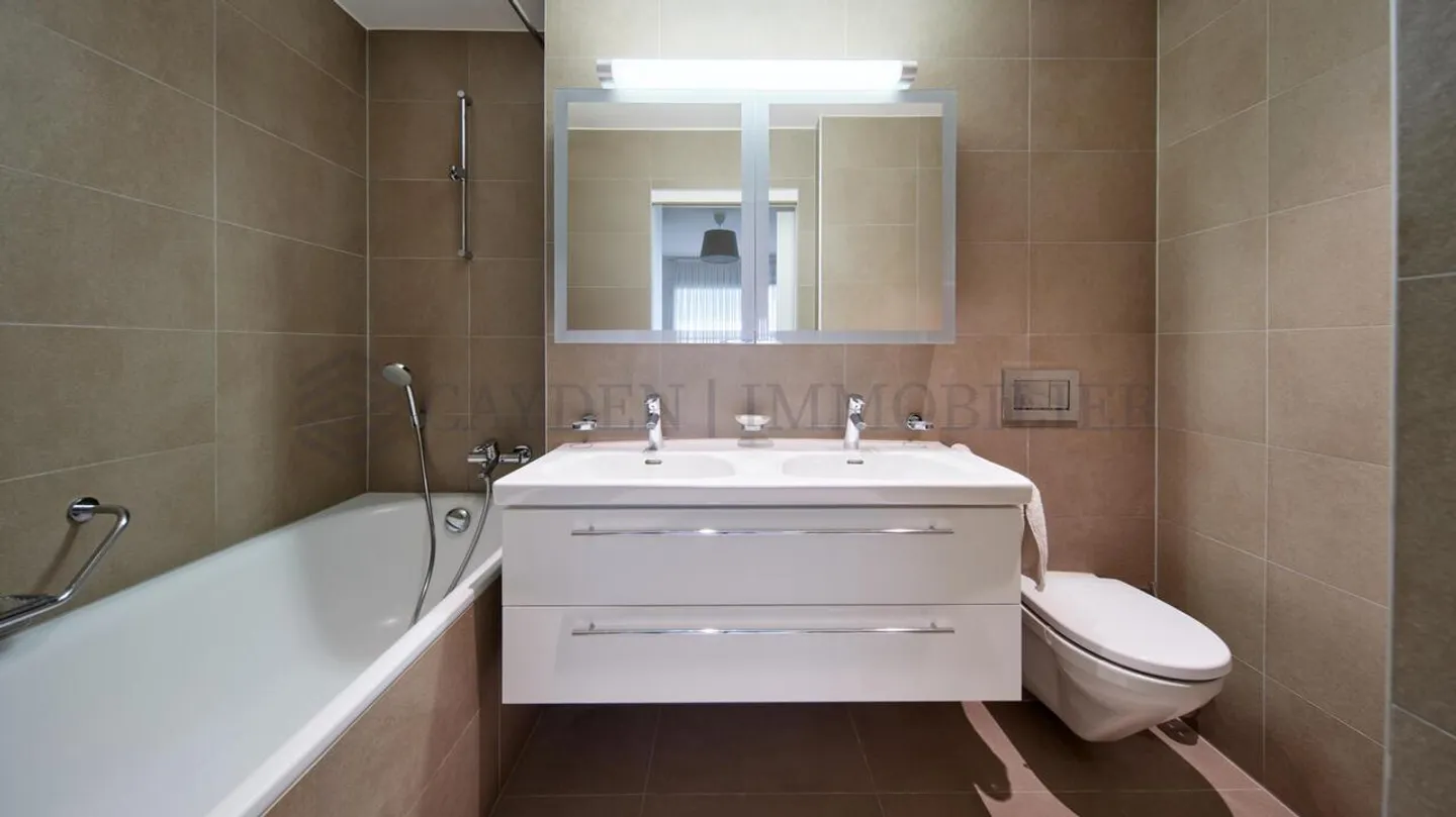 EXCLUSIVITÉ !! Appartement lumineux de 4 pièces avec grand balcon - Photo 5 sur 7
