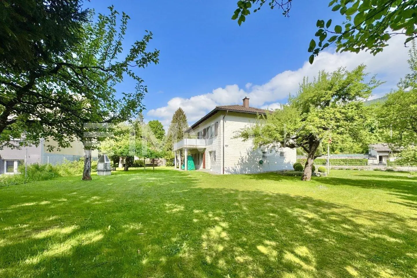 Casa familiare con grande terreno e giardino - Foto 1 di 5