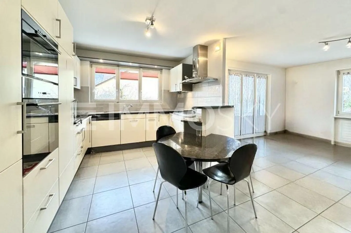 Casa familiare con grande terreno e giardino - Foto 3 di 5