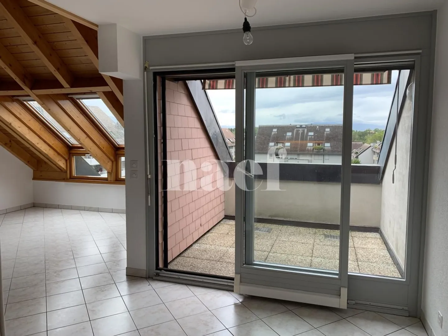 Appartement spacieux avec mezzanine - Photo 3 sur 5