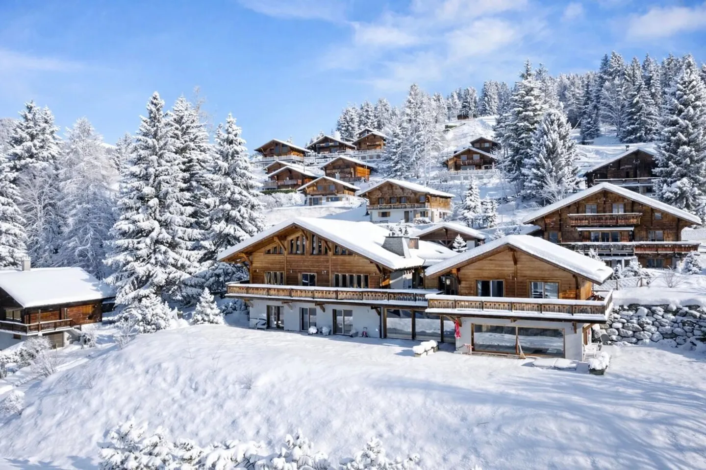 Spacious Luxury Chalet Directly on the Slopes of Villars-Gryon - Photo 2 of 11