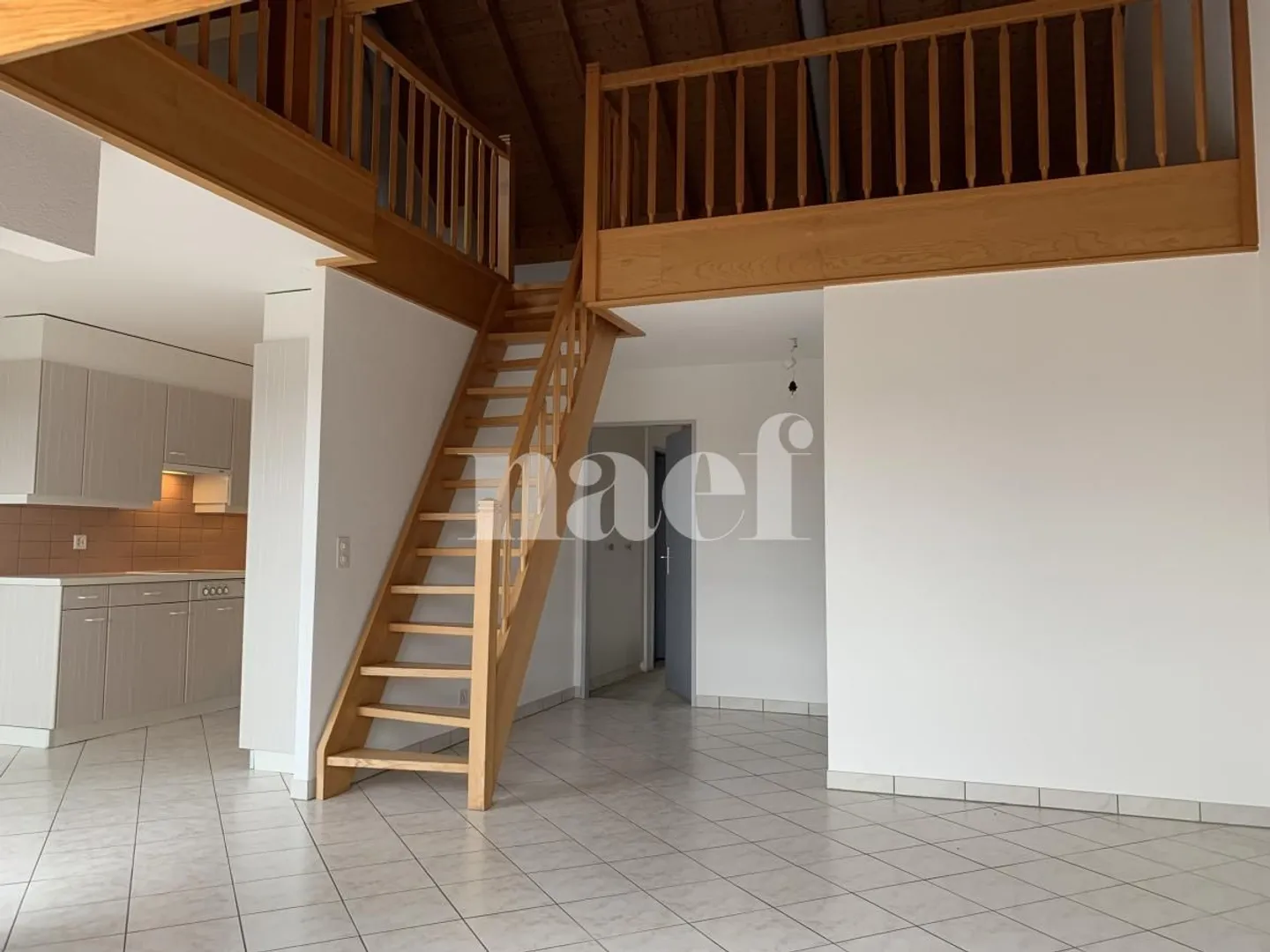 Appartement spacieux avec mezzanine - Photo 2 sur 5