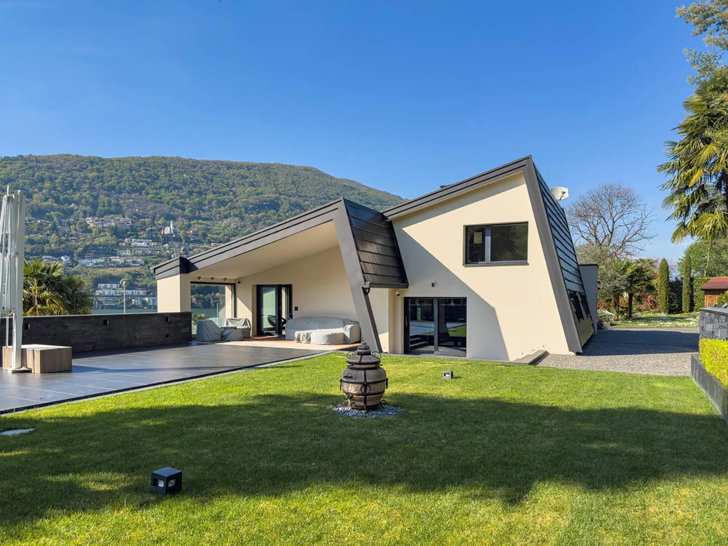 Splendide villa de luxe avec vue sur le lac, piscine et quai privé - Photo 16 sur 26