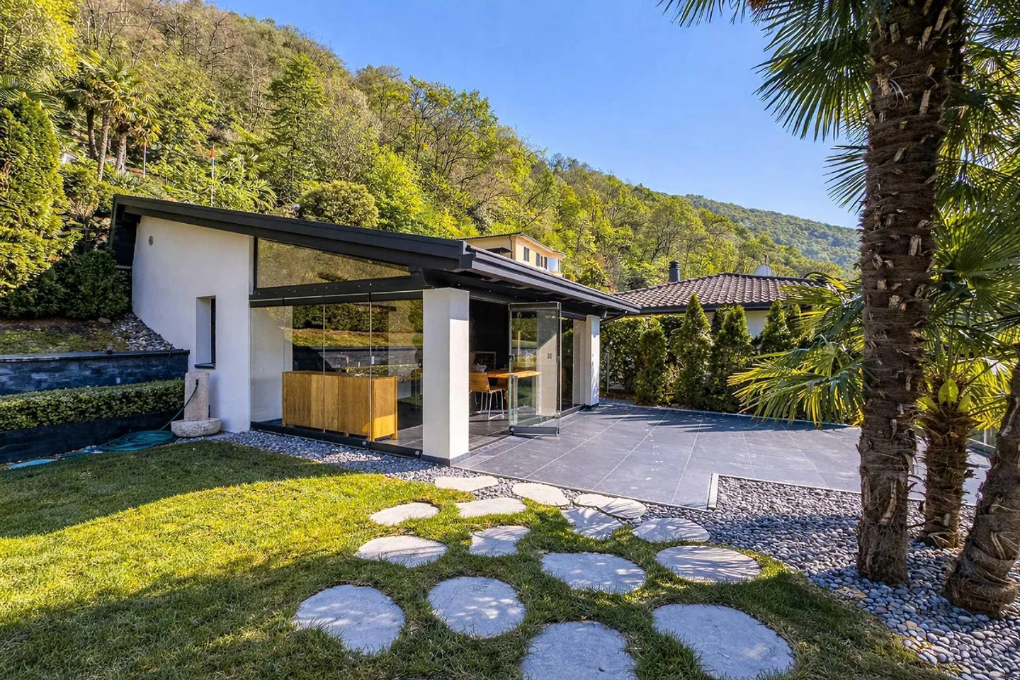 Splendide villa de luxe avec vue sur le lac, piscine et quai privé - Photo 17 sur 26