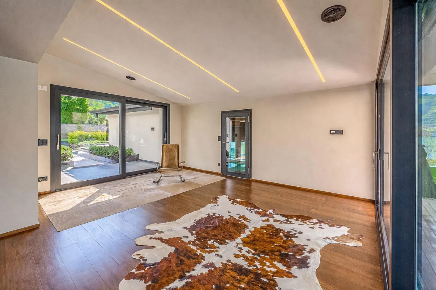 Splendide villa de luxe avec vue sur le lac, piscine et quai privé - Photo 9 sur 26