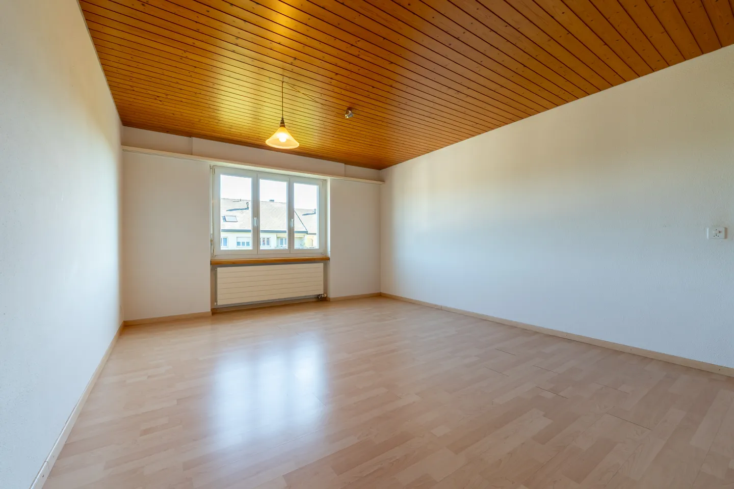 Qualité de vie intemporelle avec lumière, tranquillité et espace - Photo 5 sur 8