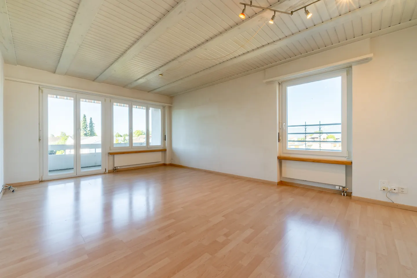 Qualité de vie intemporelle avec lumière, tranquillité et espace - Photo 2 sur 8